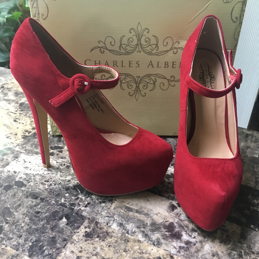 Red Pumps - Picture 4 of 8